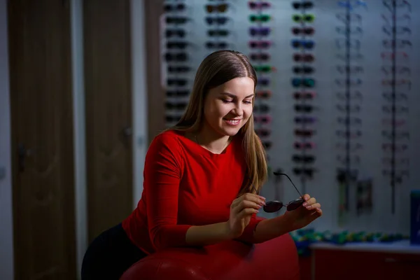 Flickan Hämtar Solglasögon Glasögonaffären Synkorrigering Glasstånd — Stockfoto