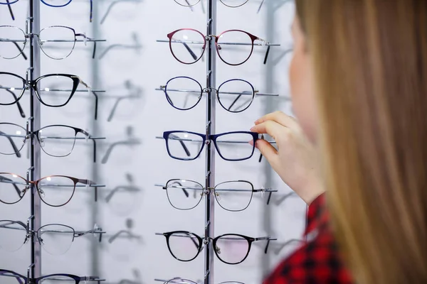 Gömlekli Kız Dışarı Çıkar Gözlüklerini Ölçer — Stok fotoğraf