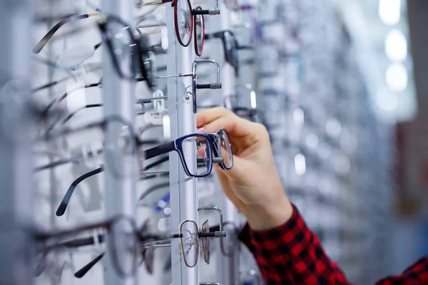 Glasrader Optiker Glasögonaffären Stå Med Glasögon Optikförrådet Kvinnans Hand Visar — Stockfoto