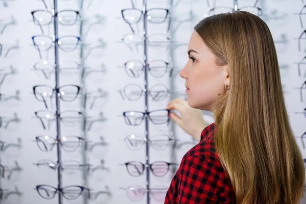 Ein Sehbehindertes Mädchen Wählt Eine Brille Sie Trägt Ein Hemd — Stockfoto