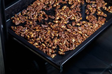 Kavrulmuş ceviz. Fındıklar beynin çalışmasına yardımcı olur. Yorgun yemek, sağlıklı fındık. Süper yemek, vejetaryen, vejetaryen gıda konsepti. Ceviz desenli makro, seçici odaklanma. Sağlıklı engel