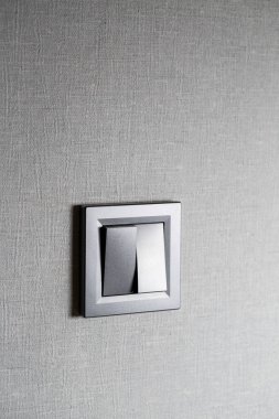 Duvarda iki anahtarlık gri bir plastik mekanik anahtar. Tadilattan sonra elektrik düğmesi takıldı. Enerji tasarrufu kavramı. Yan tarafında kopyalama alanı olan Işık Anahtarı 'nı kapat