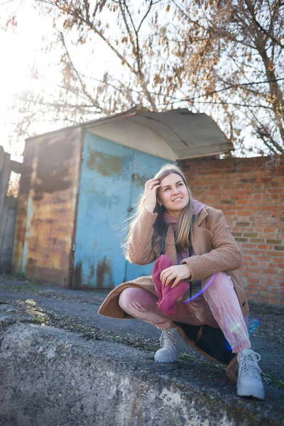 Modelo Chica Con Estilo Abrigo Marrón Traje Rosa Botas Grises — Foto de Stock