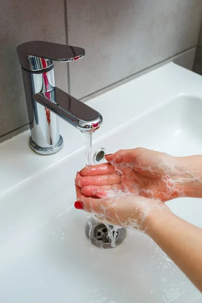 Fregadero Blanco Con Grifo Plata Baño Lata Gris Con Jabón — Foto de Stock