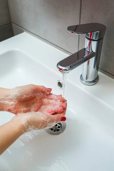 Banyoda Gümüş Musluğu Olan Beyaz Lavabo Ellerinde Sıvı Sabun Olan — Stok fotoğraf