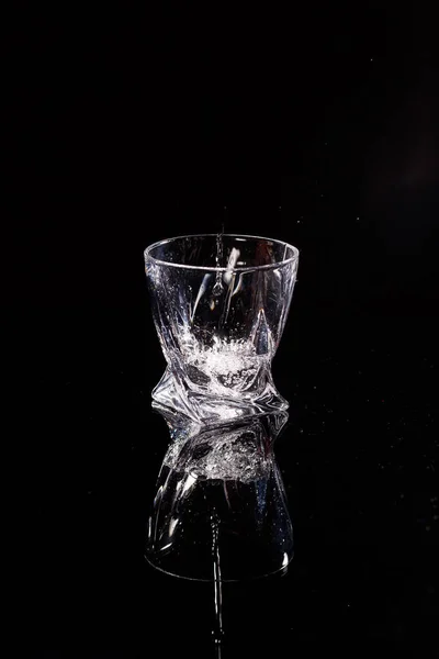 Zwarte Achtergrond Een Scan Waarin Water Stroomt Water Glas Sprenkelen — Stockfoto