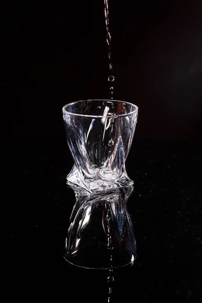 Fundo Preto Uma Varredura Que Água Derrama Esguichando Água Vidro — Fotografia de Stock