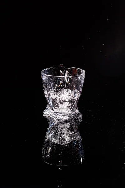 Fekete Háttér Egy Letapogatás Amibe Víz Ömlik Üvegre Fröccsenő Víz — Stock Fotó
