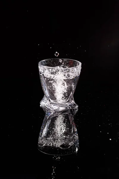Zwarte Achtergrond Een Scan Waarin Water Stroomt Water Glas Sprenkelen — Stockfoto