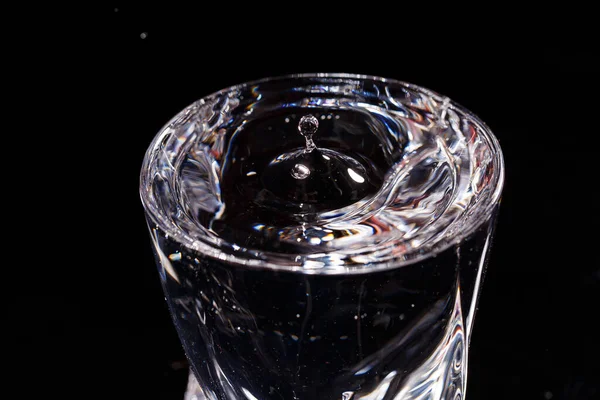 Black Background Glass Which Drop Water Falls Splashing Water Glass — Stock Photo, Image