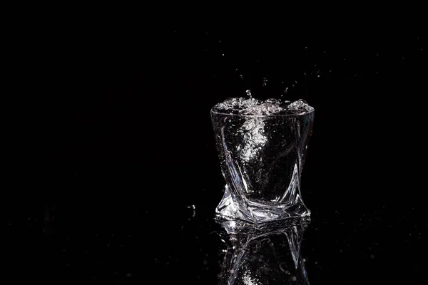 Sfondo Nero Bicchiere Cui Cade Una Goccia Acqua Spruzzare Acqua — Foto Stock