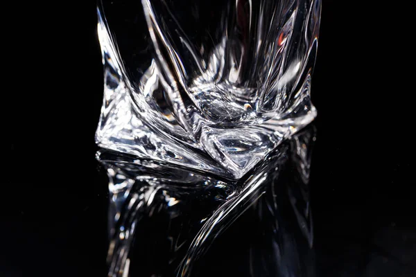 Чорний Фон Стоїть Чистому Склі Віддзеркаленням Скляному Столі Facets Glass — стокове фото