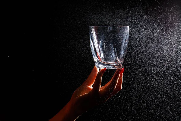 Siyah Arka Plan Elinde Temiz Bir Bardağın Yakın Plan Görüntüsü — Stok fotoğraf