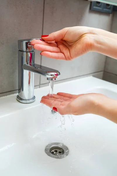 Witte Wastafel Met Een Zilveren Kraan Badkamer Gray Kan Met — Stockfoto