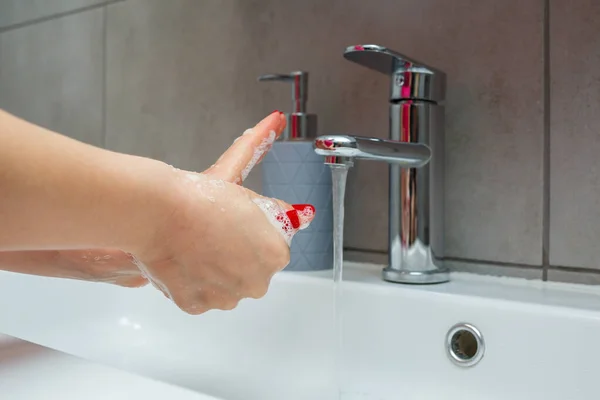 Witte Wastafel Met Een Zilveren Kraan Badkamer Gray Kan Met — Stockfoto