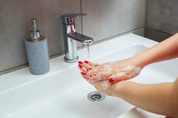 Witte Wastafel Met Een Zilveren Kraan Badkamer Gray Kan Met — Stockfoto