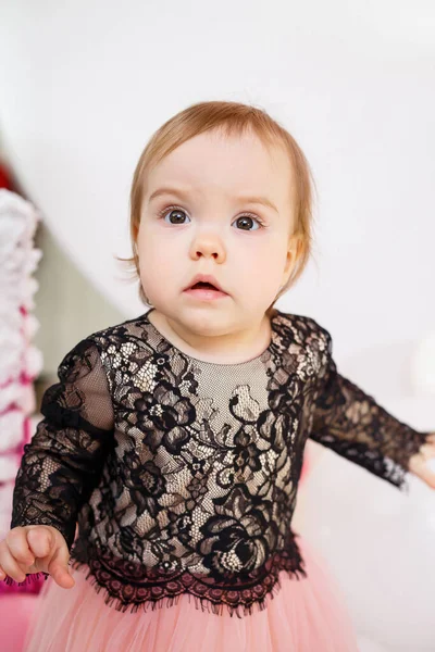 Foto Retrato Uma Menina Aniversário Ano Idade Vestido Rosa Com — Fotografia de Stock