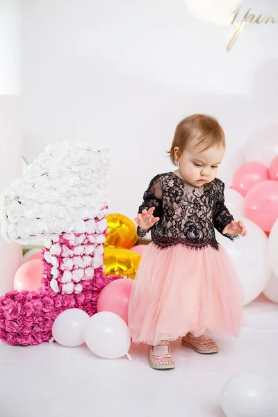 Foto Retrato Una Cumpleañera Año Vestido Rosa Con Globos Rosas — Foto de Stock