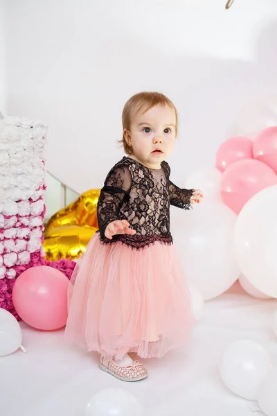 Foto Retrato Uma Menina Aniversário Ano Idade Vestido Rosa Com — Fotografia de Stock