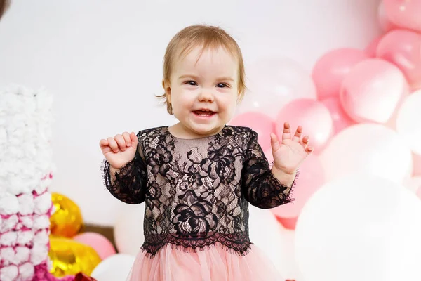 Foto Retrato Uma Menina Aniversário Ano Idade Vestido Rosa Com — Fotografia de Stock