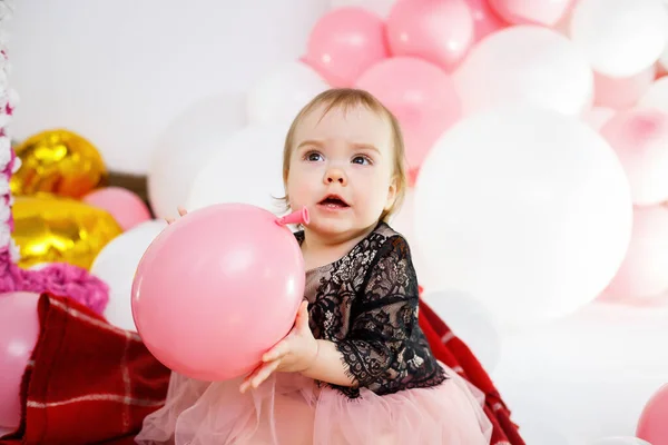 Foto Retrato Uma Menina Aniversário Ano Idade Vestido Rosa Com — Fotografia de Stock