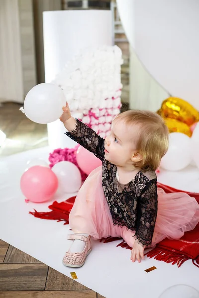 Foto Retrato Uma Menina Aniversário Ano Idade Vestido Rosa Com — Fotografia de Stock