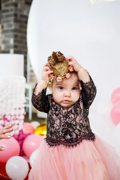 Foto Retrato Uma Menina Aniversário Ano Idade Vestido Rosa Com — Fotografia de Stock