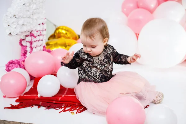 Foto Retrato Uma Menina Aniversário Ano Idade Vestido Rosa Com — Fotografia de Stock