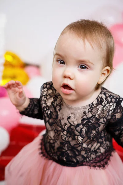 Foto Retrato Uma Menina Aniversário Ano Idade Vestido Rosa Com — Fotografia de Stock