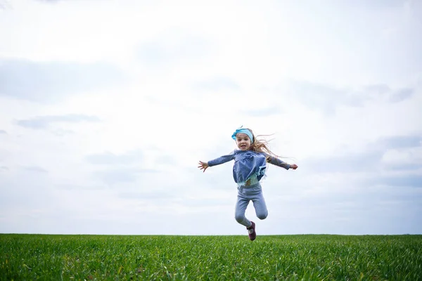 Little Girl Child Runs Jumps Green Grass Field Sunny Spring — Stock Photo, Image