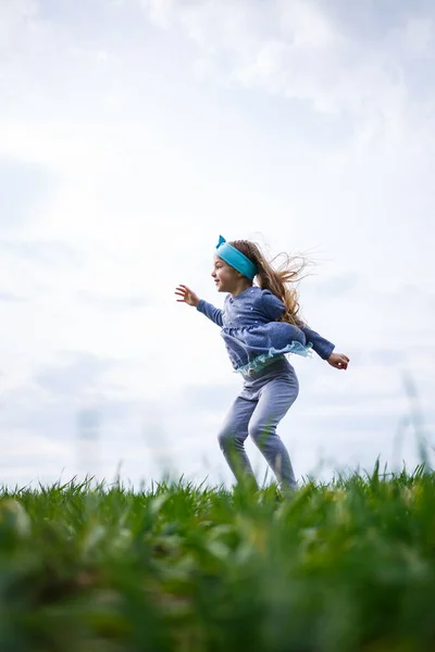 Menina Criança Corre Salta Grama Verde Campo Tempo Primavera Ensolarado — Fotografia de Stock