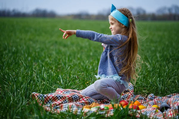 Little Girl Child Sits Bedspread Eats Cookies Marmalade Green Grass — Stock Photo, Image