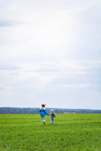Девочка Ребенок Мать Женщина Бежать Прыгать Зеленая Трава Поле Солнечная — стоковое фото