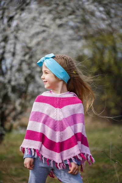 咲く庭に立っている若いブロンドの女の子 桜が咲く 美しい少女の肖像画 小さなモデルの顔を閉じてください 春の夜の時間 — ストック写真