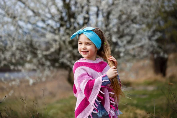 Menina Loira Jovem Jardim Florescente Cereja Flor Retrato Menina Bonita — Fotografia de Stock