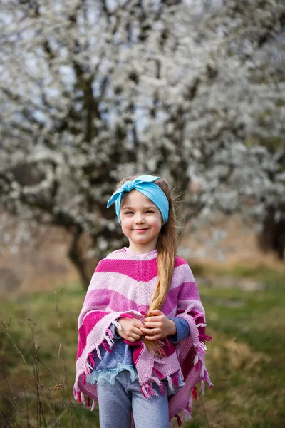 Menina Loira Jovem Jardim Florescente Cereja Flor Retrato Menina Bonita — Fotografia de Stock