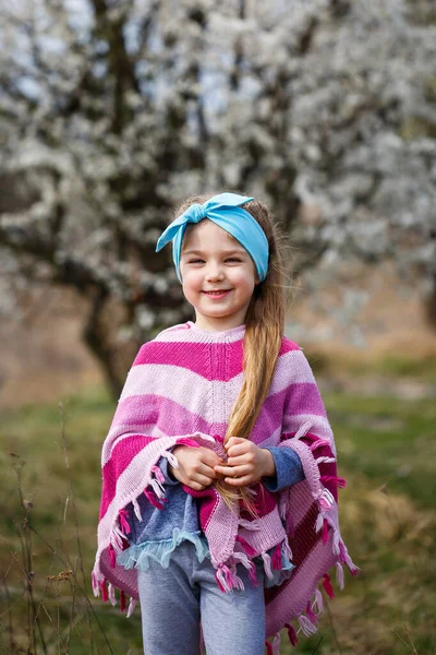 咲く庭に立っている若いブロンドの女の子 桜が咲く 美しい少女の肖像画 小さなモデルの顔を閉じてください 春の夜の時間 — ストック写真