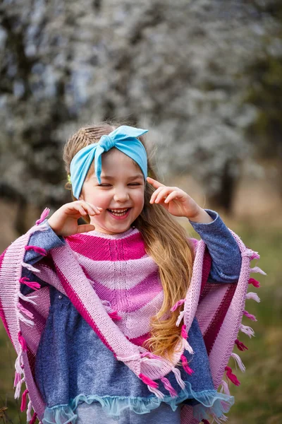 Menina Loira Jovem Jardim Florescente Cereja Flor Retrato Menina Bonita — Fotografia de Stock