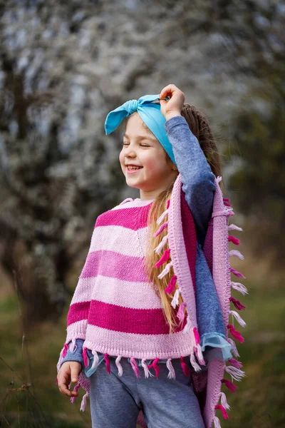 Menina Loira Jovem Jardim Florescente Cereja Flor Retrato Menina Bonita — Fotografia de Stock