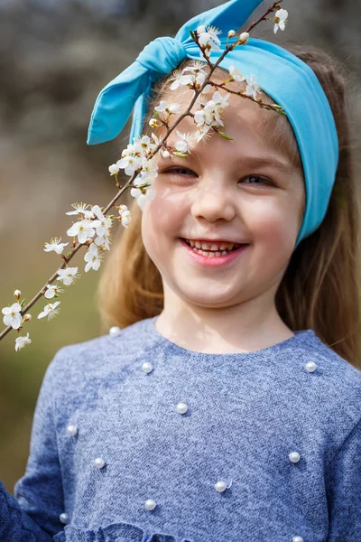 Menina Loira Jovem Jardim Florescente Cereja Flor Retrato Menina Bonita — Fotografia de Stock