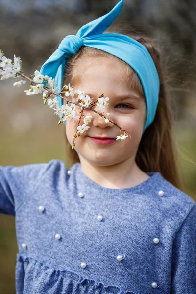 Menina Loira Jovem Jardim Florescente Cereja Flor Retrato Menina Bonita — Fotografia de Stock