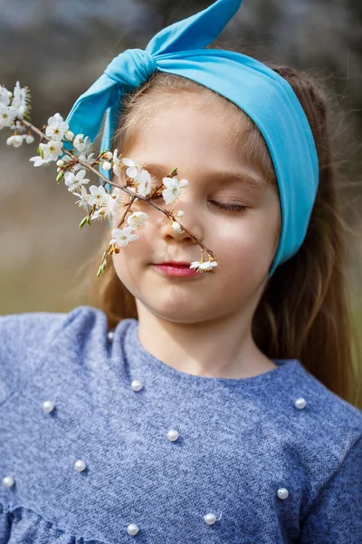 Menina Loira Jovem Jardim Florescente Cereja Flor Retrato Menina Bonita — Fotografia de Stock