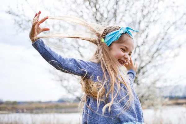 Adorável Menina Brincando Jardim Macieira Florescendo Caça Ovo Páscoa Runing — Fotografia de Stock