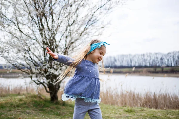 Urocza Dziewczynka Bawiąca Się Kwitnącym Ogrodzie Jabłoni Wielkanoc Jaj Polowanie — Zdjęcie stockowe