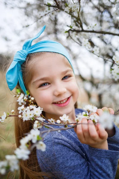 Ung Blond Flicka Som Står Blommande Trädgård Blommande Körsbär Porträtt — Stockfoto