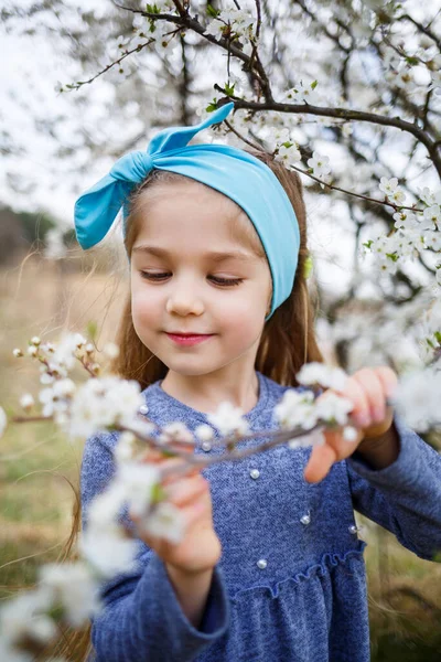 Menina Loira Jovem Jardim Florescente Cereja Flor Retrato Menina Bonita — Fotografia de Stock