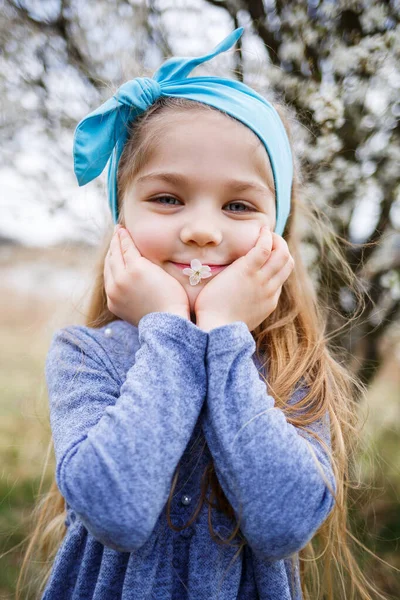 Menina Criança Loira Detém Flores Brancas Sorriso Das Crianças Flores — Fotografia de Stock