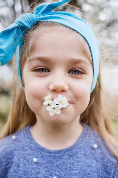 Menina Criança Loira Detém Flores Brancas Sorriso Das Crianças Flores — Fotografia de Stock