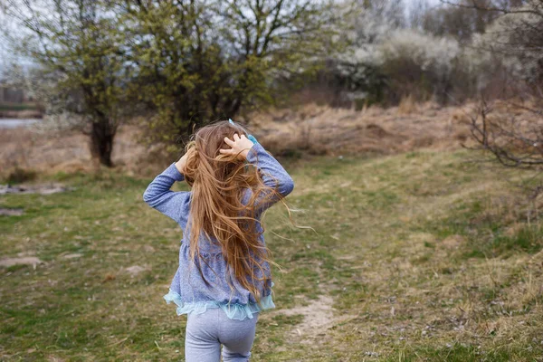 Entzückendes Kleines Mädchen Das Blühenden Apfelbaumgarten Auf Ostereiersuche Spielt Rennt — Stockfoto