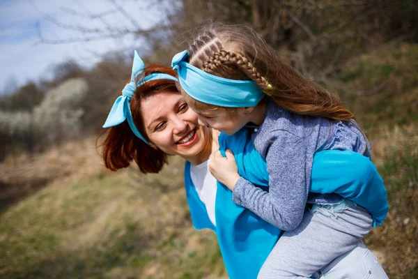 Holčička Dítě Matka Žena Procházky Jarním Lesem Kvetoucími Stromy Smích — Stock fotografie